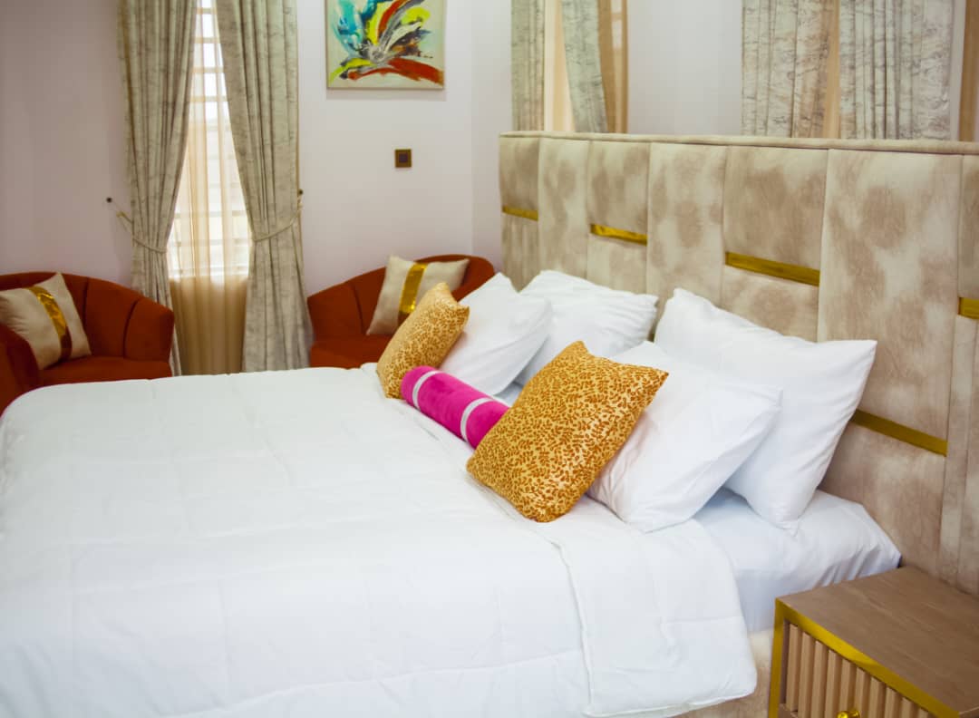 Luxury 5-Bedroom Flat 3