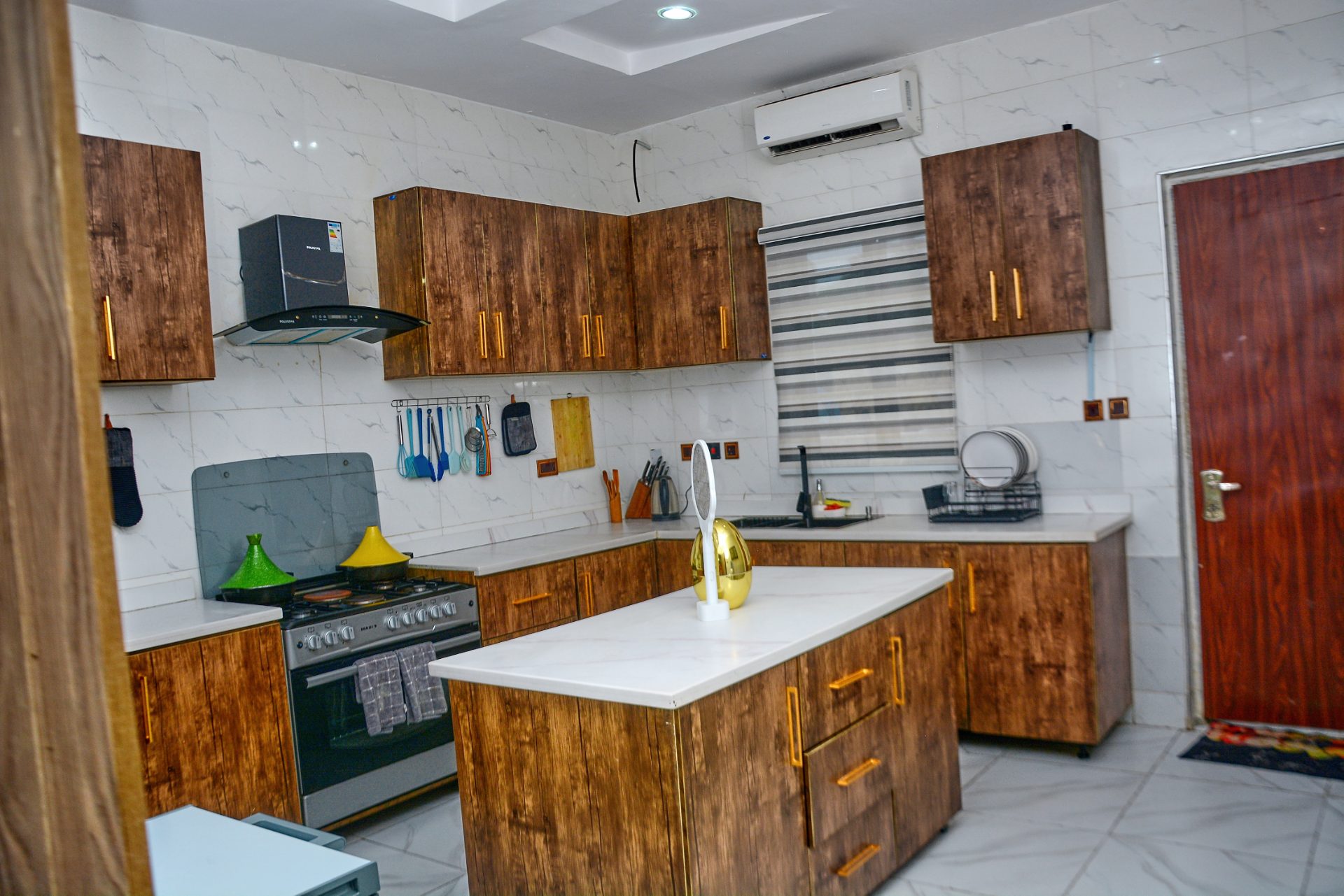 Luxury 4-Bedroom Apartment 7
