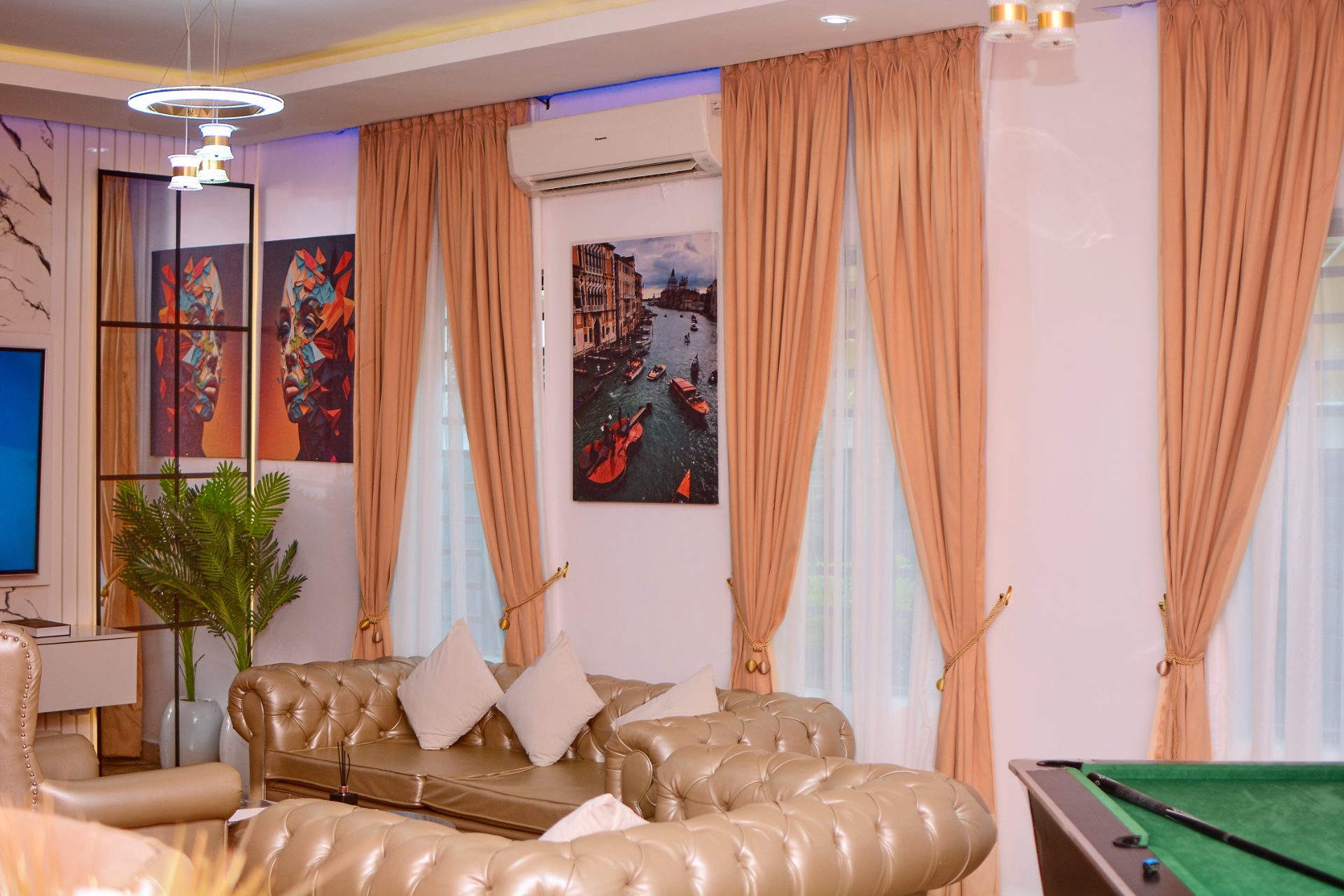 Luxury 4-Bedroom Apartment 10